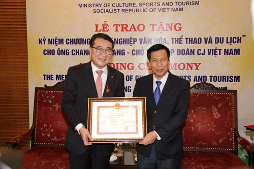 Bộ trưởng Bộ VHTTDL Nguyễn Ngọc Thiện trao Chứng nhận Kỷ niệm chương Vì sự nghiệp VHTTDL cho Chủ tịch Tập đoàn CJ Việt Nam Chang Bok Sang
